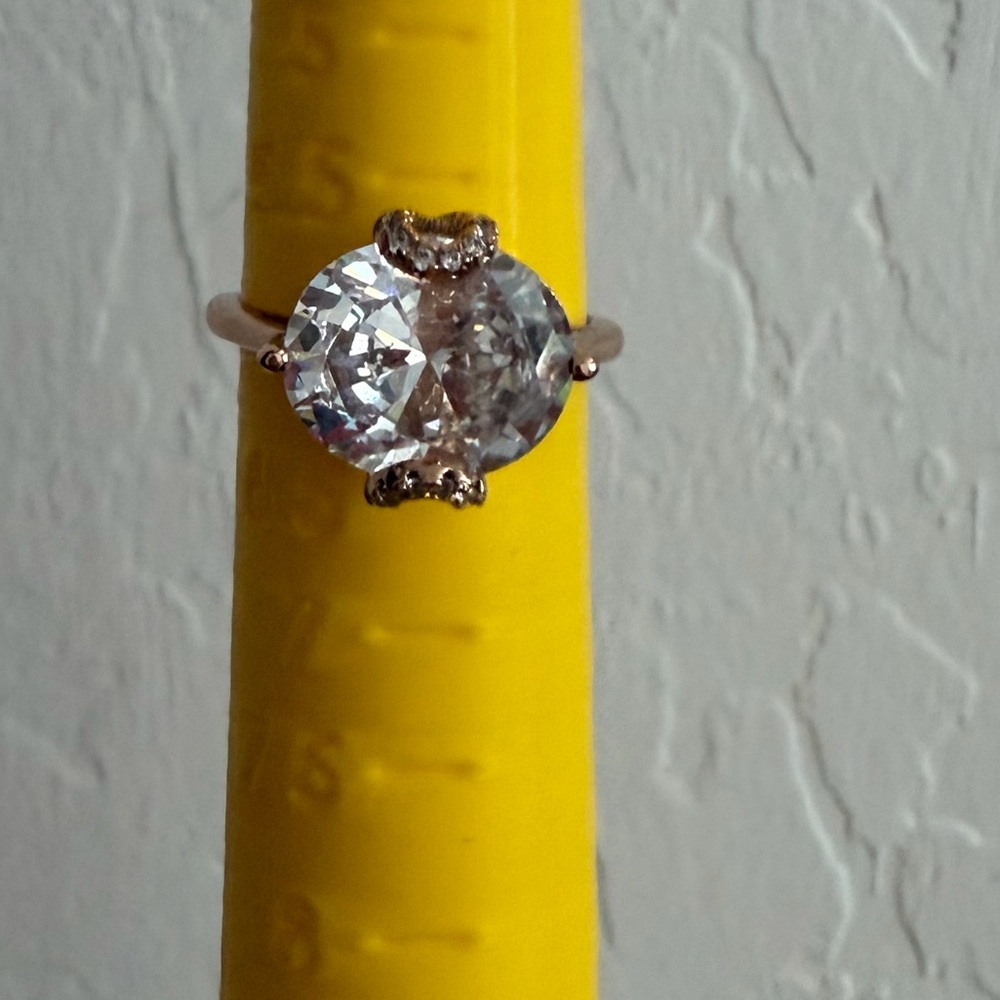 Elegant Gold Ring with Clear Gemstone